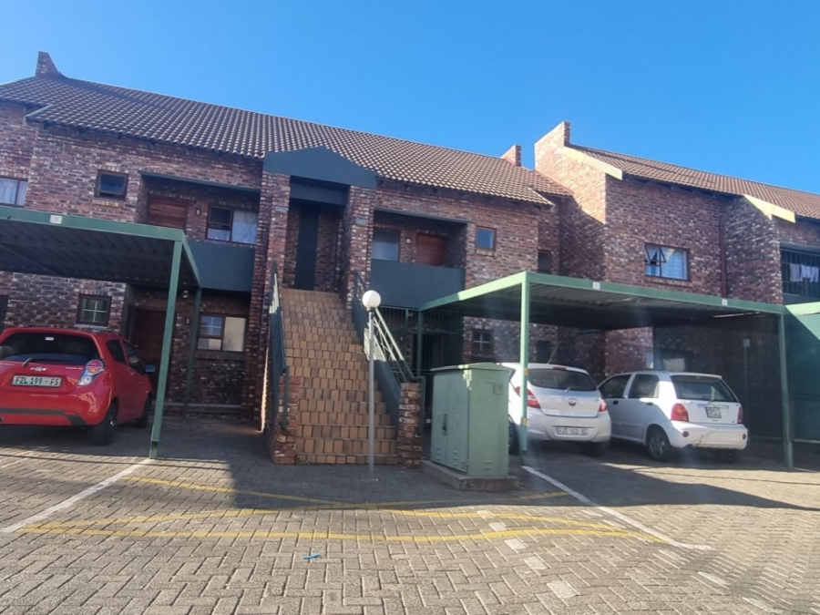 2 Bedroom Property for Sale in Langenhovenpark Free State